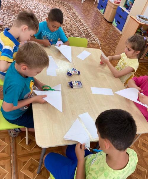 дети изготавливают журавлей